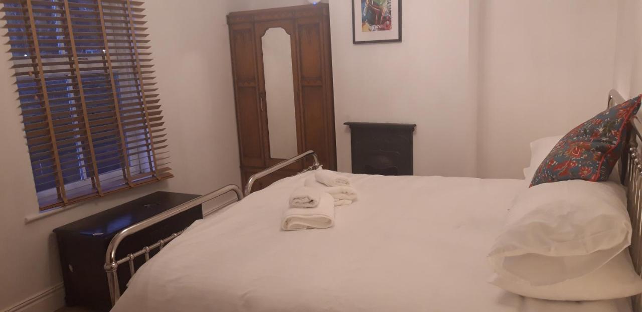 Bodhi Tree Cottage - Grove Road Cottages ストラットフォード＝アポン＝エイボン エクステリア 写真