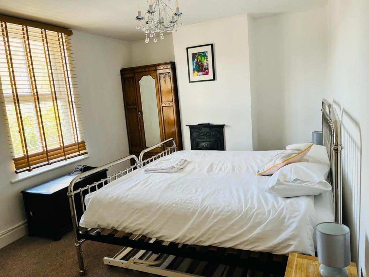 Bodhi Tree Cottage - Grove Road Cottages ストラットフォード＝アポン＝エイボン エクステリア 写真